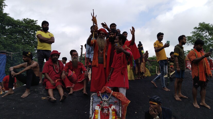 একদিকে যখন তারাপীঠ মন্দিরে মা তারার পূজার্চনা চলছে ঠিক তার উল্টোদিকে তারাপীঠ মহাশ্মশানেও সকাল থেকেই বিশেষ হোম যজ্ঞের আয়োজন শুরু হয়েছে।