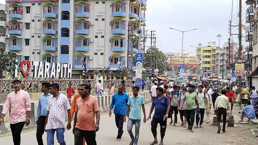 সারারাত আজকে একদিকে যখন মায়ের গর্ভগৃহ খোলা থাকবে দর্শনার্থীদের জন্য ঠিক উল্টোদিকে তারাপীঠ মহাশ্মশানে মহাযজ্ঞ করা হবে।