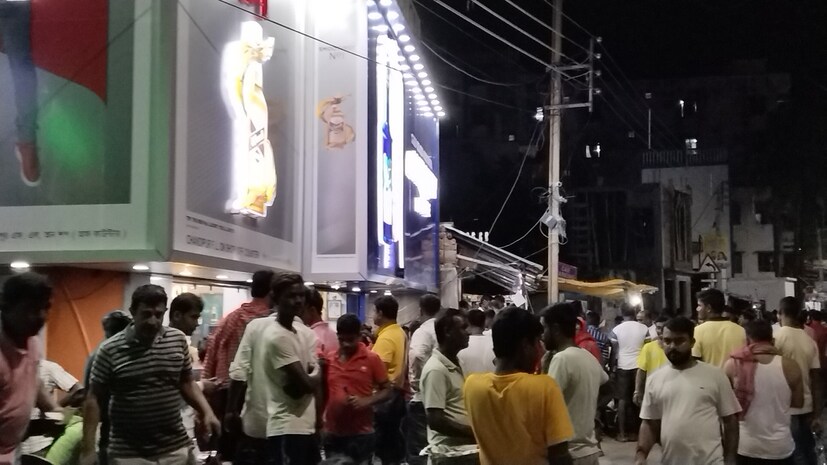 তবে এ বছর গতকাল সকাল থেকে তারাপীঠে দর্শনার্থীর সংখ্যা খুব একটা বেশি না থাকলেও সন্ধ্যের পর দর্শনার্থীরা মন্দির এবং তারাপীঠ চত্বরে ভিড় জমাতে শুরু। (লেখা ও ছবি:সৌভিক রায়)