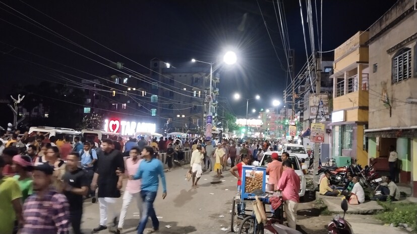  এ বছর কত টাকার মদ বিক্রি হল এই বিষয়ে আবগারি দফতর সূত্রে খবর ১৩ তারিখ অর্থাৎ আমাবস্যার আগের দিন ৮০ থেকে ৯০ লক্ষ টাকা এবং গতকাল অমাবস্যার দিন ১ কোটি ১০ লক্ষ থেকে ১ কোটি ২০ লক্ষ টাকার আনুমানিক মদ বিক্রি হয়েছে। (লেখা ও ছবি:সৌভিক রায়)