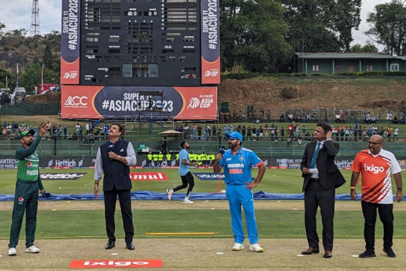 রবিবার এশিয়া কাপের সুপার ফোর রাউন্ডে ফের একবার মহাম্যাচ। মুখোমুখি হবে দুই চিরপ্রতিদ্বন্দ্বি প্রতিবেশি দেশ ভারত ও পাকিস্তান। কলম্বোর প্রেমদাসা স্টেডিয়ামে দুপুর ৩টে থেকে শুরু হবে এই ম্যাচ। ভারত-পাক দ্বৈরথ দেখার অপেক্ষায় ক্রিকেট প্রেমিরা।