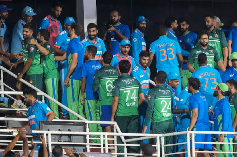 শ্রীলঙ্কারা বিরুদ্ধে ম্যাচে পাকিস্তান দলে একসঙ্গে ৫টি পরিবর্তন করা হয়েছে। এশিয়া কাপের প্রতিটি ম্যাচেই খেলার আগের দিন দল ঘোষণা করেছে পাকিস্তান। এবার ঠিক তাই করা হয়েছে।