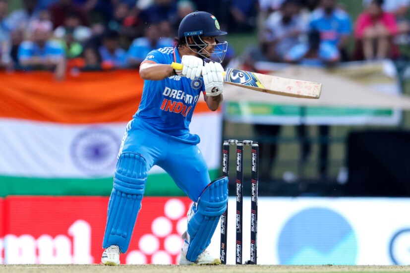 ঈশান কিশান: শুভমান গিল বিশ্বকাপের আগে ডেঙ্গি আক্রান্ত হওয়ায় তাঁর না খেলার সম্ভাবনা বেশি। সেই জায়গায় ওপেনিংয়ে সুযোগ পেতে পারেন ঈশান কিশান। ওপেনিংয়ে ডাবল সেঞ্চুরি করার অভিজ্ঞতাও রয়েছে ঈশানের। গিল না খেললে বড় দায়িত্ব সামলাতে হবে ঈশান কিশানকে।