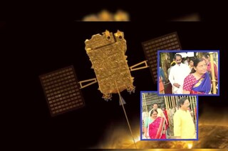 মহাকাশ সংস্থার বিজ্ঞানীরা সকালে তিরুমালা পাহাড়ের উপরে অবস্থিত শ্রী ভেঙ্কটেশ্বর মন্দির পরিদর্শন করেন