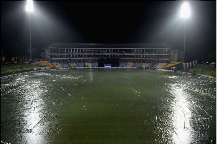 এদিকে রবিবারের মেগা ম্যাচ ঘিরে ভারত ও শ্রীলঙ্কা দুদেশের ফ্যানদের মধ্যেই উন্মাদনা বাড়ছে ৷ তবে খারাপ খবর একটাই রবিবাসরীয় কলম্বোতেও রয়েছে বৃষ্টির কালো ছায়া৷