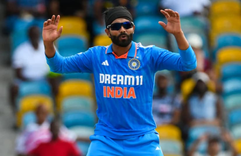 রবীন্দ্র জাদেজা: ভারতীয় দলের সেরা ম্যাচ উইনারদের মধ্যে অন্যতম রবীন্দ্র জাদেজা। বোলিংয়ে পাশাপাশি ব্যাটিংয়েও লোয়ার অর্ডারে দলের ভরসা তিনি। বর্তমানে কার বয়স ৩৫-এর গোরগোঁরায়। পরের বিশ্বকাপ আসতে আসতে ৩৯ পেরিয়ে যাবেন জাড্ডু। ফলে খেলার সম্ভাবনা কম।