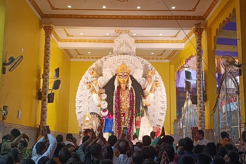 *পশ্চিমবঙ্গের হুগলি এবং নদিয়ায় পুজোর উন্মাদনা বিশেষভাবে লক্ষ্য করা যায়। হুগলির চন্দননগর এবং নদিয়ার কৃষ্ণনগরে জগদ্ধাত্রী পুজো পালন করা হয় মহা ধুমধামে। ফাইল ছবি। 
