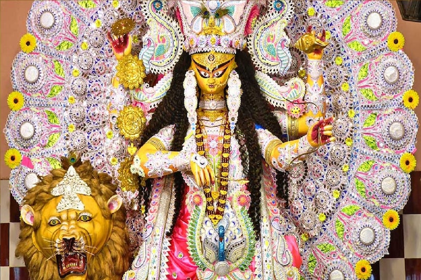 *হুগলির চন্দননগরে চারদিন ধরে পুজো হলেও নদিয়ার কৃষ্ণনগরে জগদ্ধাত্রী পুজো হয় একদিনই। মূলত নবমীর দিনই কৃষ্ণনগরের বেশিরভাগ জগদ্ধাত্রী পুজো করা হয়ে থাকে। ফাইল ছবি। 
