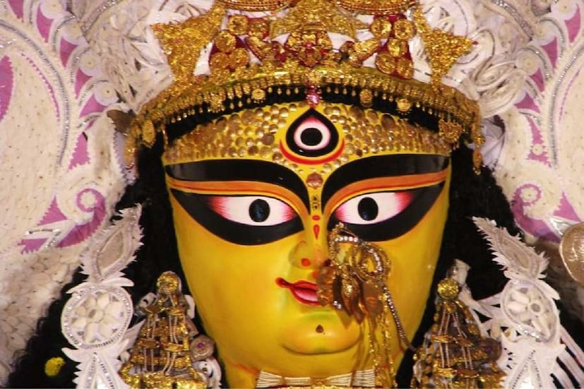 *কৃষ্ণনগরের অন্যতম জাগ্রত ও জনপ্রিয় চাষা পাড়া বারোয়ারির বুড়িমা। কাতারে কাতারে লোক জগদ্ধাত্রী পুজোর সময় ভিড় করেন বুড়িমার দর্শন করার জন্য। ফাইল ছবি। 