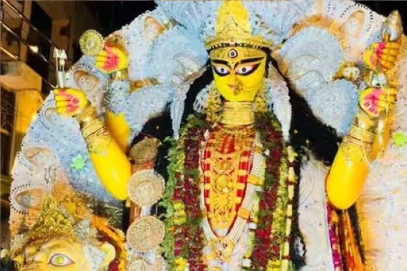 *চাষাপাড়া বারোয়ারি পুজো কমিটির সম্পাদক গৌতম ঘোষ জানান, "মূলত দূর্গা পুজোর দশমীর দিনেই পাট পুজোর মাধ্যমে বুড়িমার মূর্তি গড়ার কাজ শুরু করে থাকেন তারা। যদিও বিভিন্ন পূজো কমিটি এবং ক্লাব বারোয়ারির পাট পুজো করার বিভিন্ন নিয়ম, সময় নির্ঘণ্টও রয়েছে। এ বছর বুড়িমার পুজো পদার্পণ করতে চলেছে ২৫১ তম বছরে।" ফাইল ছবি। 