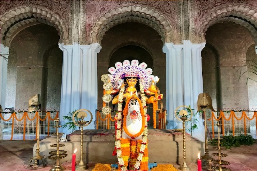 *এ বছর কৃষ্ণনগরে জগদ্ধাত্রী পুজো শুরু হবে ২১ নভেম্বর, মঙ্গলবার। বাংলা মাস অনুযায়ী, অগ্রহায়ণ মাসের চার তারিখে। বাংলা পঞ্জিকা অনুসারে, অক্ষয় নবমী ব্রত। তবে নবমীর দিন কৃষ্ণনগরে জগদ্ধাত্রী পুজো শুরু হলেও ওই একই দিনেই দেবীর সপ্তমী এবং অষ্টমীর পুজো সম্পন্ন করা হয় ভক্তি সহকারে। ফাইল ছবি। 