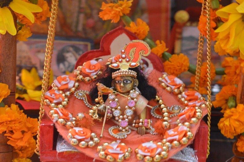 *ভাদ্র মাসের কৃষ্ণ অষ্টমী তিথি শুরু হচ্ছে ৬ সেপ্টেম্বর বুধবার রাত ৮.১২ মিনিট থেকে। অষ্টমী তিথি শেষ হবে পরের দিন ৭ সেপ্টেম্বর বৃহস্পতিবার সন্ধ্যা ৬টা ১২ মিনিটে।