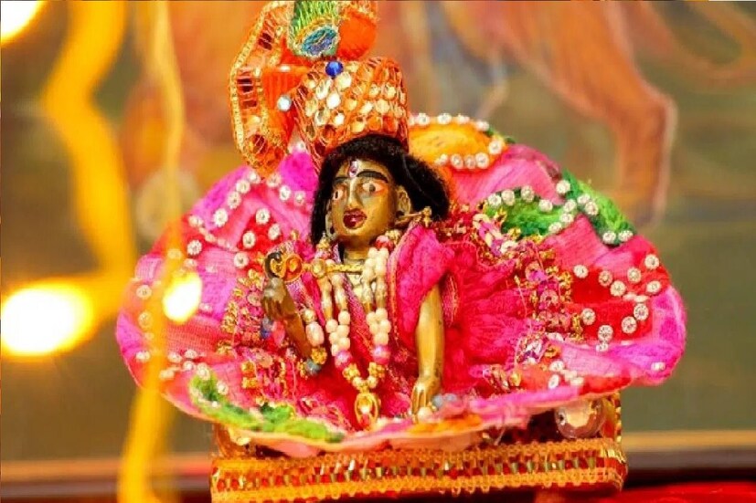 *বাল গোপালের জন্মবার্ষিকী মধ্যরাতে পালিত হয়, তাই জন্মাষ্টমী উপবাস শুধুমাত্র ৬ সেপ্টেম্বর পালন করা হবে। পুজোর শুভ সময় ৬ সেপ্টেম্বর রাত ১২টা ০৪ মিনিট থেকে ১২ টা ৪৮ মিনিট পর্যন্ত থাকবে। বৈষ্ণব সম্প্রদায়ের মানুষ ৭ সেপ্টেম্বর কৃষ্ণ জন্মোৎসব পালন করবেন।