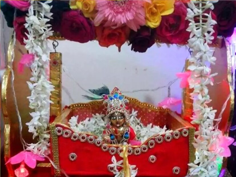 *বাল গোপালের জন্মবার্ষিকী মধ্যরাতে পালিত হয়, তাই জন্মাষ্টমী উপবাস শুধুমাত্র ৬ সেপ্টেম্বর পালন করা হবে। পুজোর শুভ সময় ৬ সেপ্টেম্বর রাত ১২টা ০৪ মিনিট থেকে ১২ টা ৪৮ মিনিট পর্যন্ত থাকবে। বৈষ্ণব সম্প্রদায়ের মানুষ ৭ সেপ্টেম্বর কৃষ্ণ জন্মোৎসব পালন করবেন।