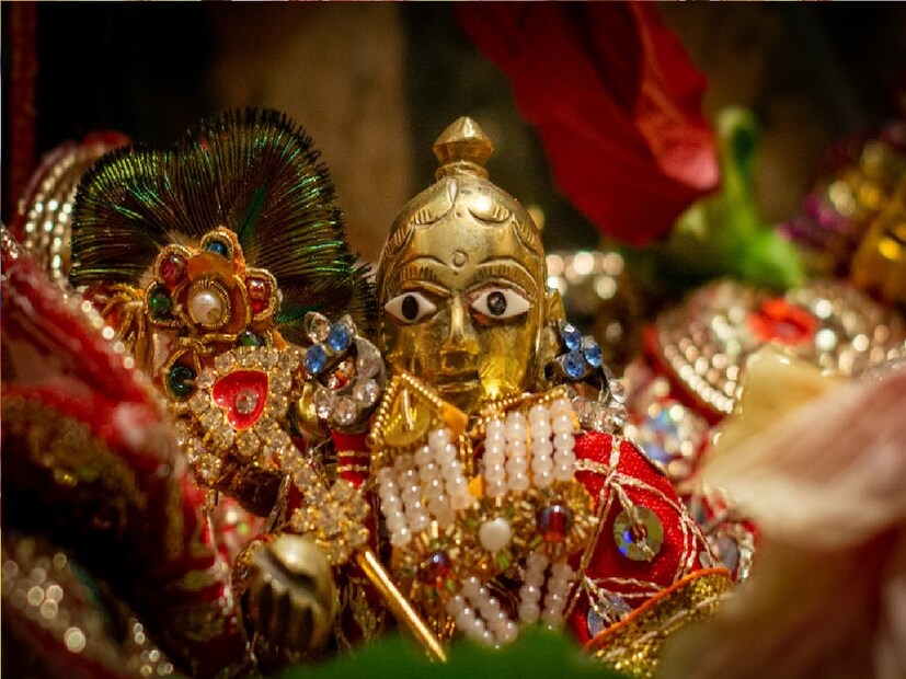 *দেওঘরের বিখ্যাত জ্যোতিষী পণ্ডিত নন্দকিশোর মুদগল জানান, দ্বাপর যুগে ভগবান শ্রীকৃষ্ণ রোহিণী নক্ষত্র, বুধবার ও ভাদ্রমাসের কৃষ্ণ অষ্টমী তিথিতে জন্মগ্রহণ করেছিলেন। এই বছরও সেই একই যোগ তৈরি হচ্ছে। বৈষ্ণব ও স্মার্ত সম্প্রদায়ের লোকেরা বিভিন্ন দিনে জন্মাষ্টমী উৎসব পালন করেন।