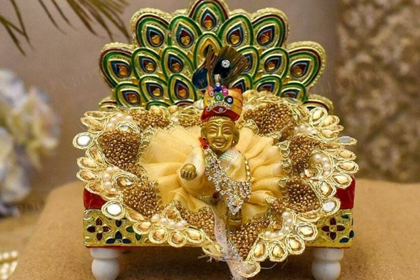 *জ্যোতিষাচার্যের মতে, যেসমস্ত সাধক একটি বিশেষ সম্প্রদায়ের আচার্যের কাছ থেকে গুরুদীক্ষা গ্রহণ করে মালা, তিলকের শাসন মেনে চলেছেন, তাদেরকে বৈষ্ণব সম্প্রদায়ভুক্ত বলে গণ্য করা হয়। যাঁরা গৃহস্থ, সংসার জীবন যাপন করেন, সকল দেবতার পূজা করেন, তাঁদের স্মার্ত বলা হয়।