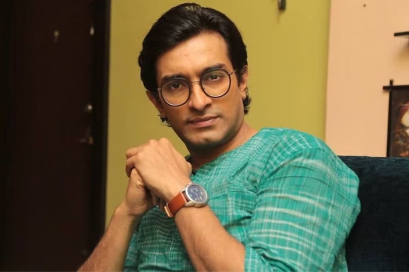 বর্তমানে ছোট পর্দার গন্ডি পেরিয়ে বড়পর্দার জনপ্রিয় মুখ হয়ে উঠেছেন অভিনেতা৷ হাতেও রয়েছে একগুচ্ছ কাজ৷ একের পর এক ছবি নিয়ে তিনি এখন বেজায় ব্যস্ত৷ তবে হাজারো ব্যস্ততার মধ্যেও সোশ্যাল মিডিয়ায় বেশ অ্যাক্টিভ অভিনেতা৷ ভক্তদের নিয়মিত দেন আপডেট৷