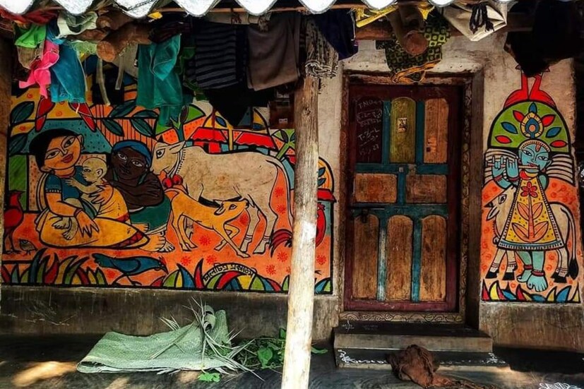এই গ্রামে বেশ কয়েকটি মাটির বাড়ির দেওয়াল সাজিয়ে তোলা হয়েছে নানান ছবিতে। কোথাও রয়েছে সত্যজিৎ রায়, কোথাও রাধা কৃষ্ণের ছবি আবার কোথাও গ্রামীন সমাজের চিত্র।