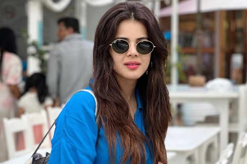 নায়িকা স্পষ্ট জানান যে, তিনি বেঁচে আছেন এবং সবাইকে ভুয়ো খবর ছড়ানো বন্ধ করার অনুরোধ করেন। নায়িকার প্রশ্ন, ‘কারা এইসব ছড়াচ্ছেন?’ 