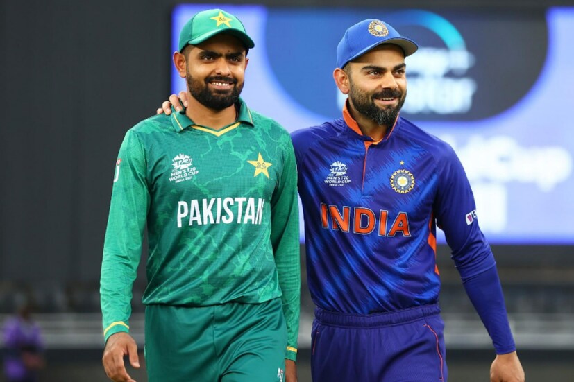 এশিয়া কাপের টি-২০ ফর্ম্যাটে বিরাট কোহলি ১৩২ স্ট্রাইকরেটে রান করেছেন। সেখানে বাবর আজমের স্ট্রাইকরেট ১০৭.৯৩। টি-২০ ফর্ম্যাটে এশিয়া কাপে বিরাট কোহলি ১১টি ছয় ও ৪০টি চার মেরেছেন, বাবর আজম মাত্র ৭টি চার মেরেছেন। কোনও ছয় নেই।