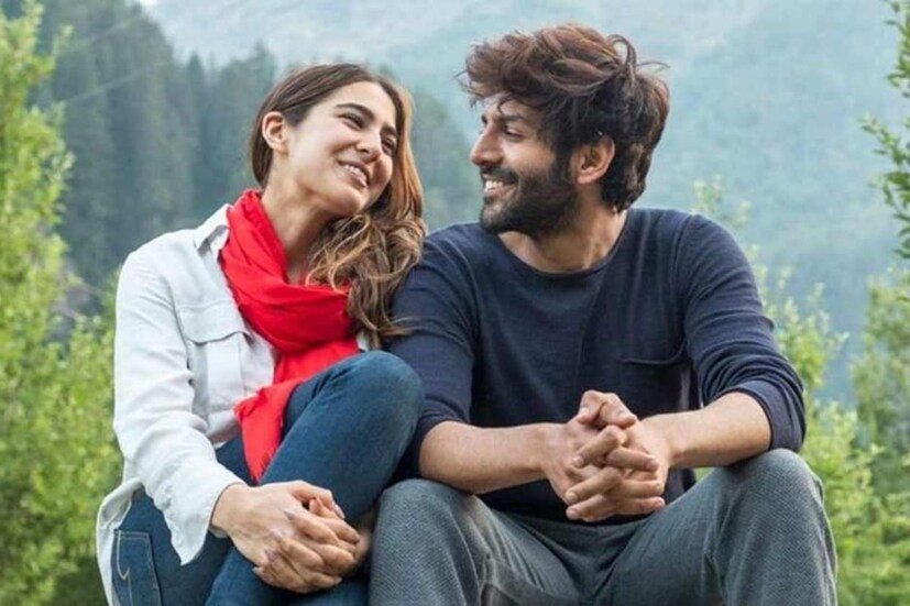 কার্তিক আরিয়ানের বাড়ির গণেশ পুজোয় যথারীতি দেখা গিয়েছে তারকা সমাবেশ। ফ্যাশন ডিজাইনার মনীশ মালহোত্রা, অভিনেত্রী ম্রুণাল ঠাকুর, কবির খান, মিনি মাথুর, ভূষণ কুমার, রাজ শান্ডিল্য এবং জ্যাকি ভাগনানি-সহ কন‍্যা রাশা থন্ডানির সঙ্গে পৌঁছেছিলেন রবিনা ট‍্যান্ডনও। তবে বিশেষ ভাবে নজর কেড়েছেন সারা আলি খান।