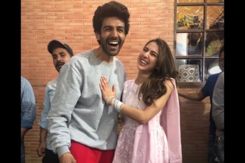 কার্তিকের বাড়ির গণেশ পুজোয় তোলা একটি ছবি সোশ‍্যাল মিডিয়ার পাতায় শেয়ার করেন রবিনা ট‍্যান্ডনের মেয়ে রাশা। সেই ছবিতেই পাশাপাশি দেখা গেল সারা এবং কার্তিককে।