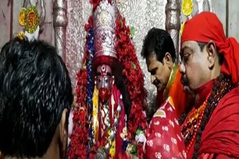 এই কৌশিক অমাবস্যার বিশেষ পুজো নিয়ে জড়িত রয়েছে নানান পৌরাণিক কাহিনী। আমাবস্যার এই পবিত্র লগ্নে মা তারাকে রাজবেশে সাজিয়ে সারাদিন মায়ের পূজা চলছে। 