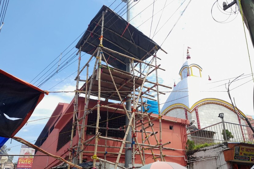  বছরের অন্যান্য দিন বিশেষ করে সপ্তাহের শনি এবং রবিবার, বিশেষ বিশেষ অমাবস্যায় তারাপীঠে মা তারার পুজো দিতে হাজার হাজার দর্শনার্থীর ভিড় জমে।