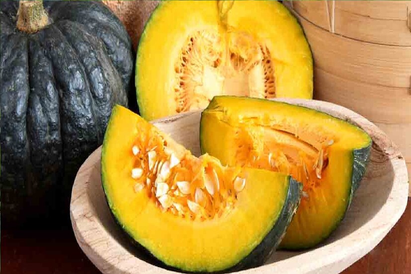 *শরীরের রোগ-প্রতিরোধ ক্ষমতা বৃদ্ধিঃ এই সবজি বিভিন্ন ধরণের ভিটামিনের ভাণ্ডার। এতে উপস্থিত প্রচুর পরিমানে অ্যান্টি অক্সিডেন্ট, ভিটামিন-এ, সি, ই, আয়রন, ম্যাগনেসিয়াম এবং আরও অনেক উপাদান। বিশেষ করে ভিটামিন-এ মানদেহের টিস্যুর জন্য খুব গুরুত্বপূর্ণ৷ যা টিস্যুকে রক্ষা করে থাকে। কুমড়োর বিশেষ উপাদান হল বিটা-ক্যারোটিন যা আমাদের শরীরের রোগ-প্রতিরোধ ক্ষমতা বাড়িয়ে তোলে। সংগৃহীত ছবি।
