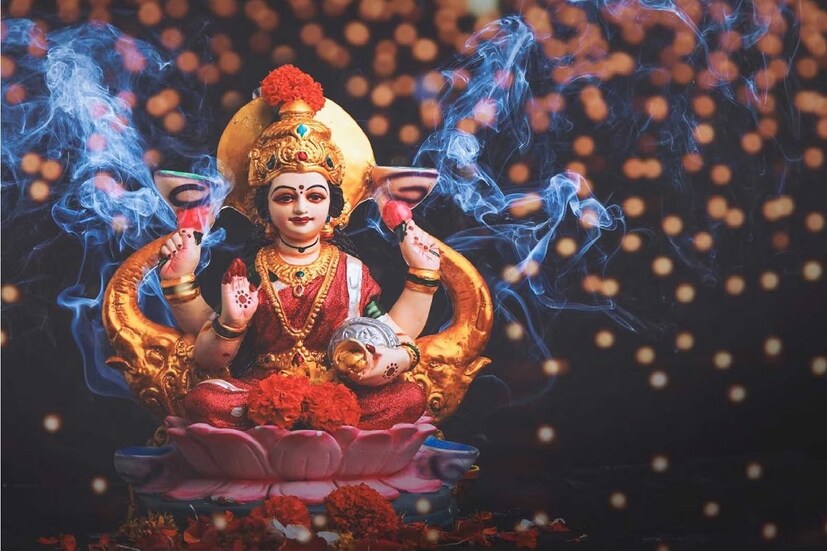 *কথায় আছে, মা লক্ষ্মী চঞ্চলা হলে আর্থিক কষ্টের শেষ থাকে না। আসলে হিন্দু ধর্মে মা লক্ষ্মীকে বিত্ত-বৈভব, সুখ এবং ধন-সম্পদের দেবী হিসেবে গণ্য করা হয়। অর্থ এবং সুখ-সমৃদ্ধি লাভ করার জন্য দেবী লক্ষ্মীর পূজার এক বিশেষ তাৎপর্য রয়েছে। সংগৃহীত ছবি। 