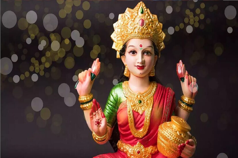 *প্রতিদিন সকালে ঘুম থেকে ওঠার পরে ভগবানকে স্মরণ করে বাড়ির সদর দরজা জল দিয়ে ধুয়ে ফেলতে হবে। এ ছাড়াও প্রবেশদ্বারকে রঙ্গোলি কিংবা আল্পনায় সাজানো যেতে পারে। এমনকী প্রবেশদ্বারের তোরণের মতো অংশ সাজিয়ে রাখা উচিত। এতে দেবী লক্ষ্মী দ্রুত প্রসন্ন হন এবং সেই বাড়িতে সুখ-সমৃদ্ধি বয়ে আনেন। সংগৃহীত ছবি। 