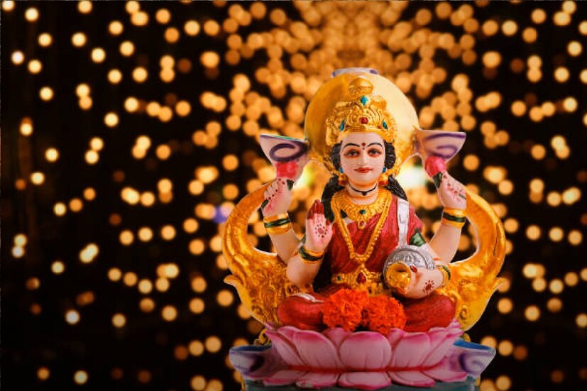 *তুলসী পুজো: তুলসী পছন্দ করেন দেবী লক্ষ্মী এবং ভগবান বিষ্ণু। ধর্মীয় বিশ্বাস অনুযায়ী, নিয়মিত ভাবে যে বাড়িতে তুলসী গাছের পুজো হয়, সেখানে দেবী লক্ষ্মী অধিষ্ঠান করেন। তাই প্রতিদিন সকালে তুলসী গাছে জল অর্পণ করে সন্ধ্যাবেলায় প্রজ্জ্বলিত ঘিয়ের প্রদীপ নিবেদন করলে ঘরে সুখ-সমৃদ্ধি বজায় থাকে। সংগৃহীত ছবি। 