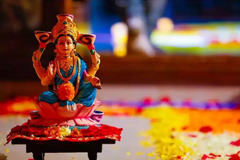 *ভগবান সূর্যের উদ্দেশ্যে জল নিবেদন: যাঁরা সূর্যদেবের উদ্দেশ্যে জল নিবেদন করেন, তাঁদের ঘর সুখ-সমৃদ্ধি এবং গৌরবে ভরে ওঠে। আর প্রতিদিন সূর্যদেবের উদ্দেশ্যে জল নিবেদন করলে কুণ্ডলীতে সূর্যের অবস্থানও মজবুত হয়। সংগৃহীত ছবি। 
