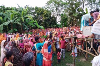 গোটা গ্রাম হাজির 