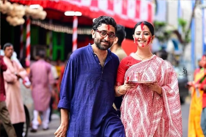 *ছোট্ট চার পেয়ে কন্যার নাম কই মুখোপাধ্যায়। কইয়ের আগমনে মানালির সংসারে এখন আনন্দের বন্যা, তাঁদের আদুরে ছবি থেকেই তা স্পষ্ট। ফাইল ছবি। 