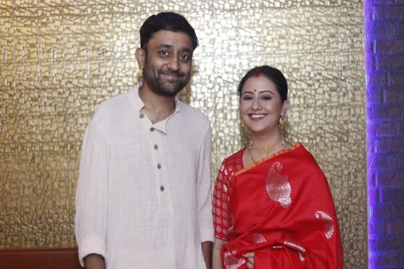 *আইনি বিয়ের ৩ বছর পূর্ণ হয়েছে চলতি বছরের ১৫ অগাস্ট। তারপর ঠিক কয়েকদিনের মধ্যেই মানালির ঘরে এসেছে নতুন অতিথি। মানালি-অভিমন্যু, সদ্যোজাত 'মেয়ে'-র সঙ্গে তুলে ফেলেন ছবিও। সেই ছবি সোশ্যাল মিডিয়ায় শেয়ার করতেই তা ভাইরাল হয়ে যায়। ফাইল ছবি। 