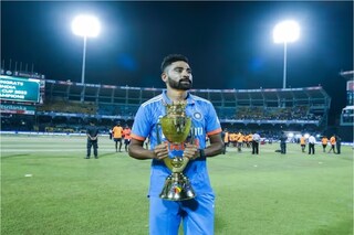 প্লেয়ার অফ দ্য ম্যাচের পুরস্কার মহম্মদ সিরাজ তুলে দেন শ্রীলঙ্কার গ্রাউন্ডম্যানদের হাতে - Photo- AP 