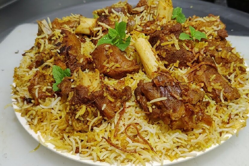 শিরাজ গোল্ডেন রেস্টুরেন্ট- কলকাতা শহরের নানা জায়গায় রয়েছে এই শিরাজ গোল্ডেন রেস্টুরেন্ট। দু’জনের জন্য ৭০০ টাকার মধ্যে বিরিয়ানি পেয়ে যাবে।
