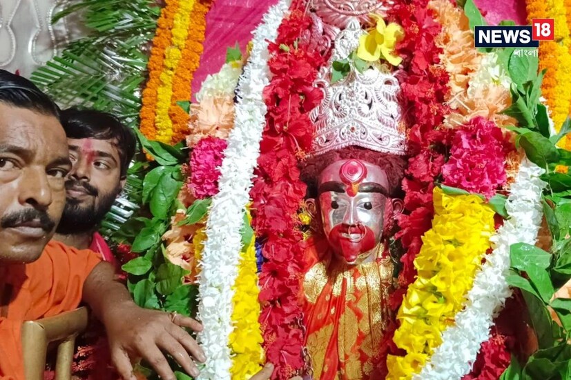 আজকে ভোরে শুরু হয়েছে ভাদ্র মাসের কৌশিকী আমাবস্যা। এই পুণ্যতিথিতে অগণিত দর্শনার্থীর ভিড় জমেছে তারাপীঠে মা তারার মন্দিরে। (প্রতিবেদন: সৌভিক রায়)