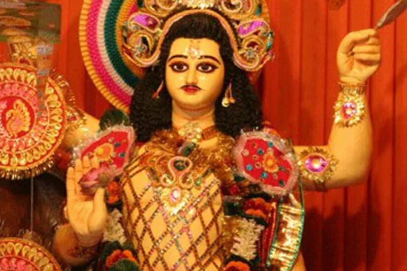 বিভিন্ন কারখানার যন্ত্রপাতিরও পুজো করা হয় এই তিথিতে৷ নানা অফিসে পুজোর আয়োজন করা হয়৷ নিবেদন করা হয় প্রসাদ৷