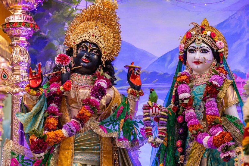আজ, শনিবার পালিত হচ্ছে রাধাষ্টমী ব্রত। ভাদ্রমাসের শুক্লাপক্ষের অষ্টমীতে পালিত হয় শ্রীরাধিকার আবির্ভাব তিথি। 