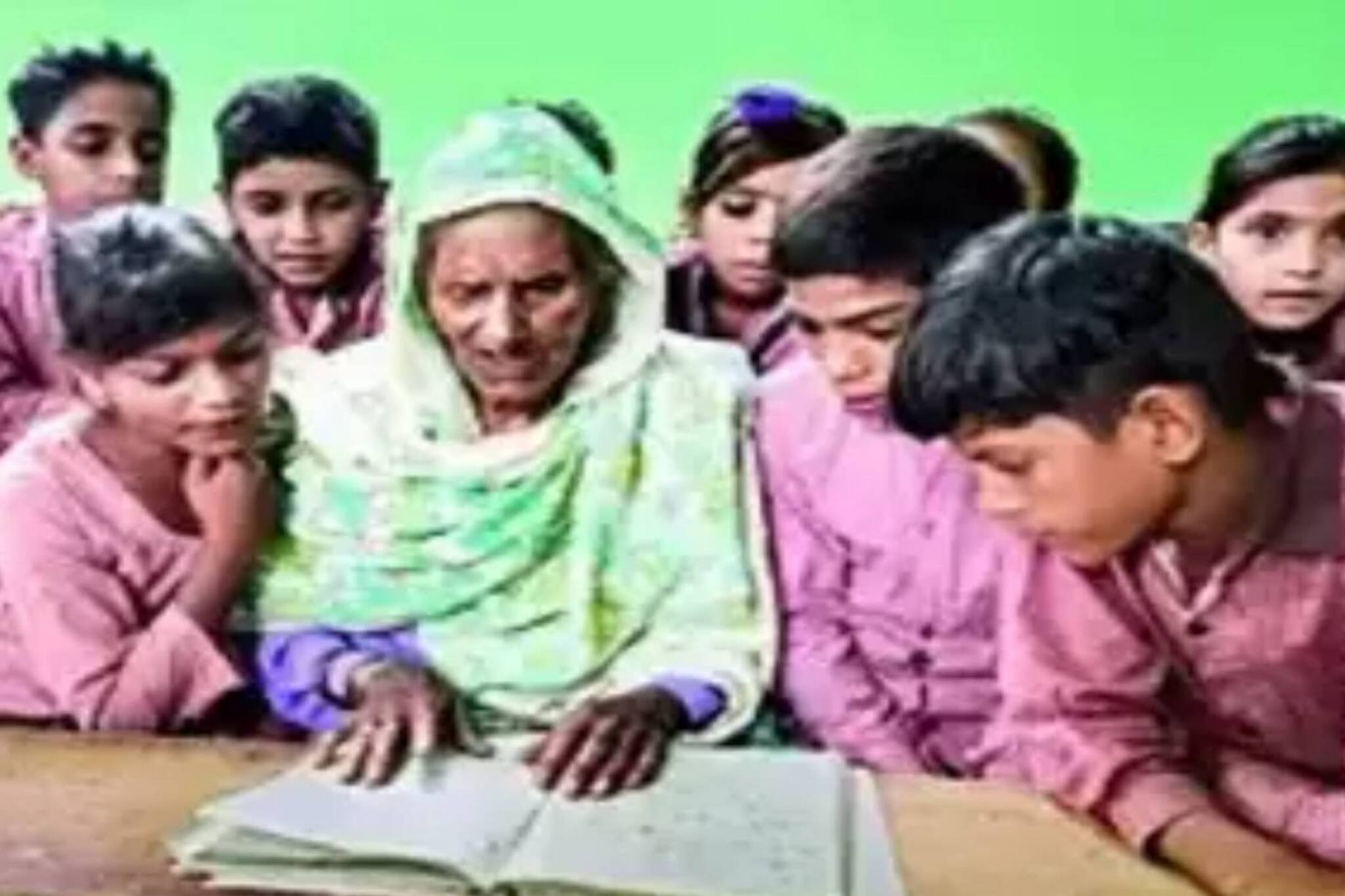 সহপাঠীরা নাতিনাতনিদের থেকেও ছোট, ৯২ বছর বয়সে প্রথম লিখতে পড়তে শিখলেন বৃদ্ধা