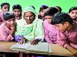খুদে স্কুলপড়ুয়ারাও তাদের বৃদ্ধা সহপাঠিনীকে দেখতে এখন অভ্যস্ত (ছবি: নেটমাধ্যম)