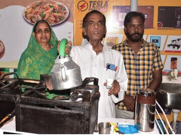 চায়ের দোকান শুরু করলেন মধ্যপ্রদেশের রায়গনের প্রাক্তন বিধায়ক ধীরেন্দ্র সিং