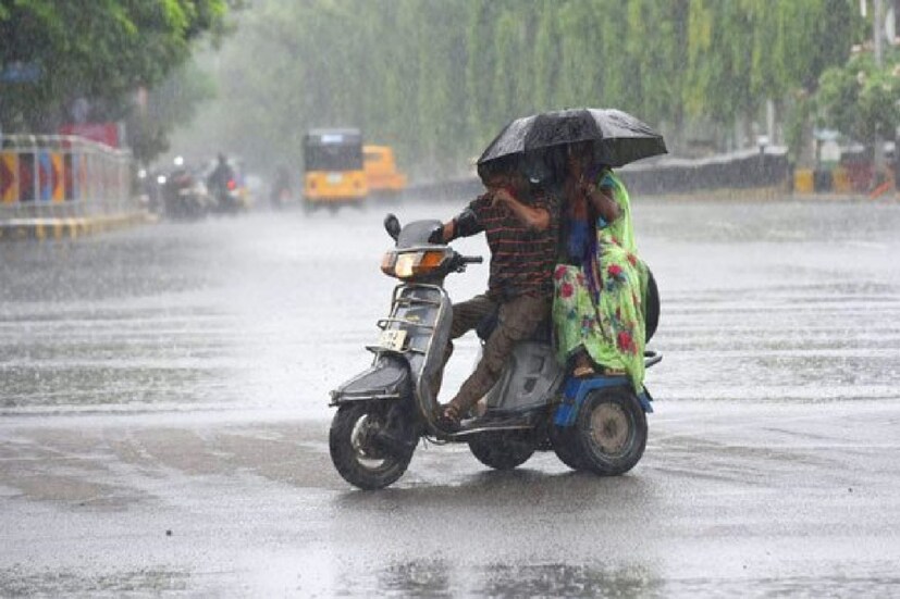 কলকাতায় আংশিক মেঘলা আকাশ। আর্দ্রতাজনিত অস্বস্তি একসঙ্গে বজ্রবিদ্যুৎসহ হালকা বৃষ্টির সম্ভাবনা। বাতাসে জলীয় বাষ্প ১০০ শতাংশ। তাপমাত্রা স্বাভাবিকের ওপরে। বাড়বে আর্দ্রতা জনিত অস্বস্তি। দিন ও রাতের তাপমাত্রা স্বাভাবিকের ওপরে থাকায় অস্বস্তি অনেকটাই বাড়বে। রবি ও সোমবার বৃষ্টি বাড়বে।