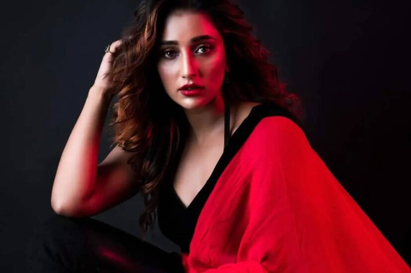বৃহস্পতিবার কক্সবাজারে শুরু হয়েছে শ্যুটিং। সায়ন্তিকা বললেন, "এখানে এসে খুবই আতিথেয়তা পাচ্ছি। বাংলাদেশের আতিথেয়তার কথা শুনেছি। এখন মেলাতে পারছি। মনে হচ্ছে ইলিশ খেয়ে খেয়ে মোটা হয়ে যাব।"