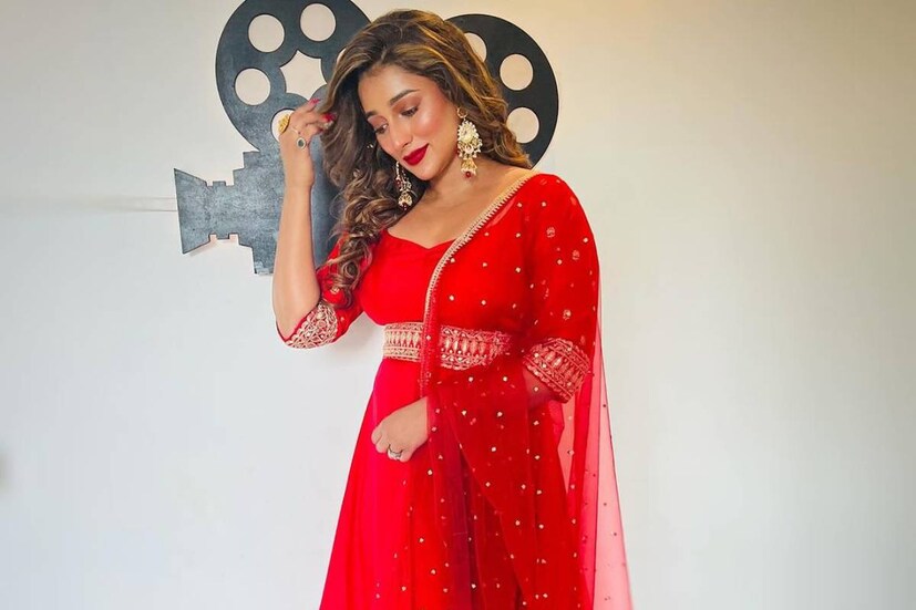 সায়ন্তিকা বললেন, "না, এ রকম কোনও কারণে এই সিদ্ধান্ত নয়। অনেক দিন ধরেই বাংলাদেশে কাজের কথা চলছিল। কিন্তু সময়ের অভাব বা অন্য কোনও কারণে করে ওঠা হয়নি। এ বার শেষমেশ সুযোগ পেলাম।"