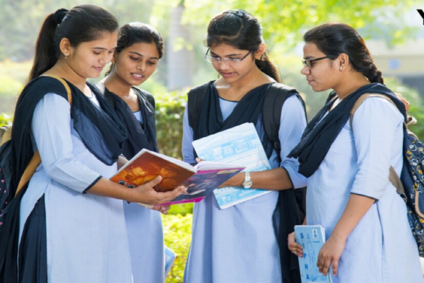 ইন্দিরা গান্ধি বৃত্তি: একক কন্যাসন্তানদের স্নাতকোত্তর কোর্সের জন্য ইউনিভার্সিটি গ্রান্টস কমিশন (ইউজিসি)-এর এই স্কলারশিপ দেয়। সিঙ্গল গার্ল চাইল্ডের জন্য পোস্ট গ্র্যাজুয়েট ইন্দিরা গান্ধি স্কলারশিপ সর্বস্তরে কন্যাদের উচ্চশিক্ষার খরচ দিয়ে থাকে। প্রার্থীরা প্রতি মাসে ৩,১০০ টাকা মাসিক বৃত্তি পান। কারা আবেদন করতে পারেন: যেসব মেয়ের কোনও ভাই বা বোন নেই বা যাঁরা যমজ কন্যা তাঁরা এই বৃত্তির জন্য আবেদন করতে পারেন। পিজি কোর্সে ভর্তির সময় মেয়েটির বয়স ৩০ বছরের বেশি হলে এই বৃত্তির জন্য আবেদন করা যায় না। নির্বাচন পদ্ধতি: যে প্রার্থীরা কোনও স্বীকৃত কলেজ বা বিশ্ববিদ্যালয়ে পূর্ণ-সময়ের স্নাতকোত্তর স্তরে ভর্তি রয়েছেন এবং প্রয়োজনীয় শর্তগুলিও পালন করছেন, তাঁরা এই বৃত্তির জন্য আবেদন করতে পারবেন। কোথায় আবেদন করতে হবে: https://sgc.ugc.ac.in/