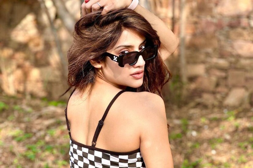যাবতীয় বিতর্কের মাঝেই নুসরতের একটি পোস্ট বাড়িয়ে দিয়েছে জল্পনা। সম্প্রতি ফেসবুকে একটি স্টোরি দিয়েছেন সাংসদ-অভিনেত্রী। সেখানে লেখে, &quot;খুব কষ্ট হয় যখন কাউকে চোখ বন্ধ করে বিশ্বাস করার পর সে তোমাকে অন্ধ প্রমাণ করে।&quot;