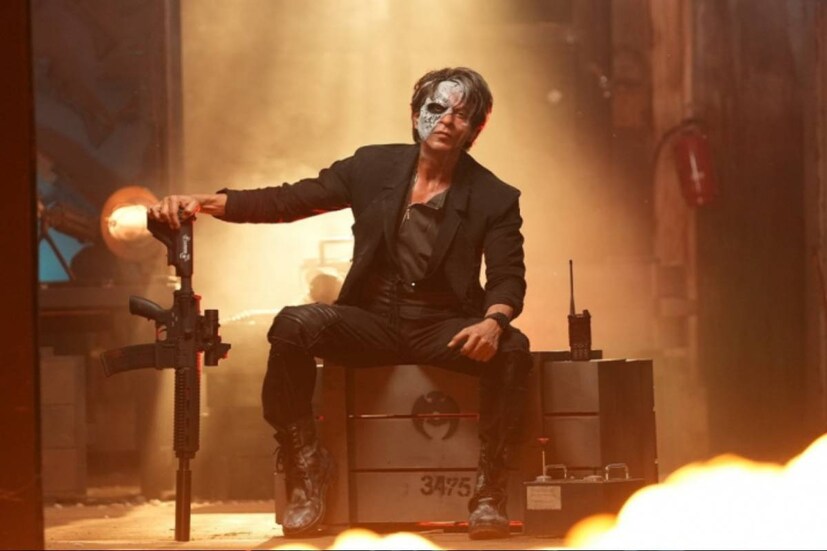 এখানেই থেমে যাননি এজাজ। শাহরুখের প্রশংসা করে তিনি আরও বলেন, &quot;উনি (শাহরুখ) যখন সেটে আসেন, তখন তাড়াহুড়ো করে সবাই শ্যুট শুরু করত। তার পর যখন শ্যুট শেষ হত, উনি জামাকাপড় বদলে আসতেন, তখন সকলের সঙ্গে আলাদা ভাবে কথা বলতেন। তাদের জড়িয়ে ধরতেন। তার পর বাড়ি যেতেন।&quot;